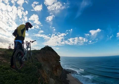 Mountain biker on the cliff. Foto stock