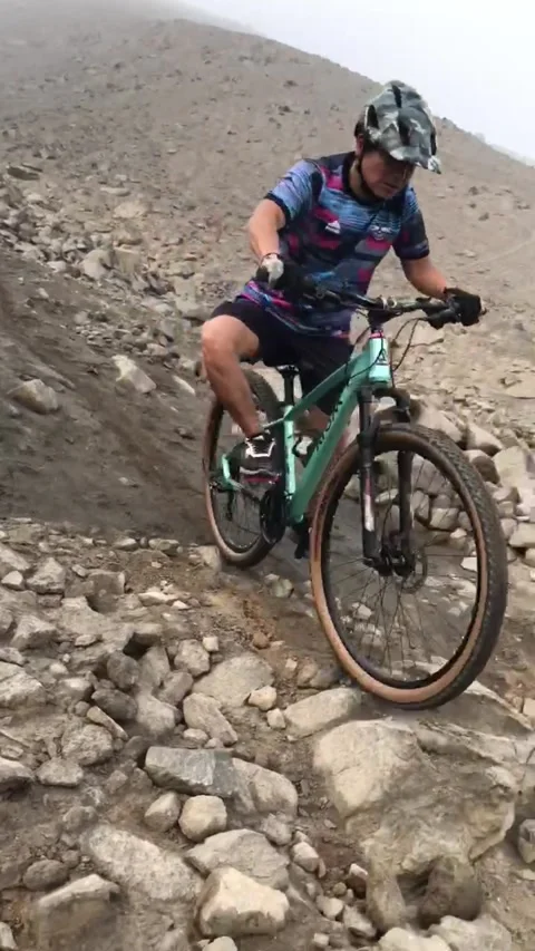 Mountain Biker Falls Down Rocky Slope, Lima, Peru - 01 May 2023 Vídeo Stock 247741268