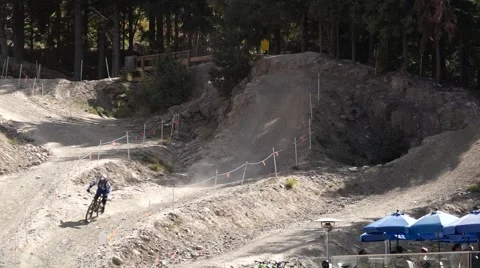 Mountain biker 動画素材 55657284