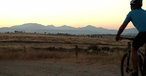 Mountain biker man training in nature during sunrise 库存影片 138096652