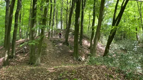 Mountain biker riding down a steep trail during the corona pandemic Video stock 167366905