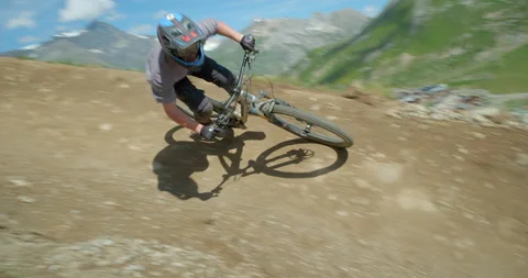 A mountain biker riding fast down a steep mountain side trail. Vídeo Stock 139074219