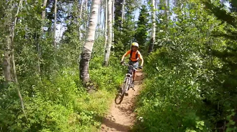 Mountain biker on a single-track trail near Park City, Utah. Stock Footage 47226427