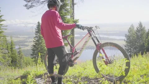 Mountain Biker- Standing with a view Video stock 140942007