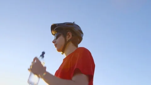 Mountain biker taking a break, drinking some water from a bottle and ... -ProRes Stock-Footage 73504918