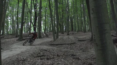 Mountain biker taking steep turns in a forest. 스톡 동영상 53873353