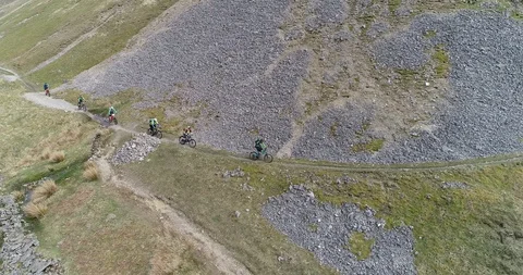 Mountain Bikers 動画素材 95327220