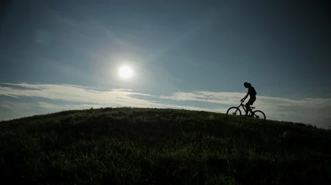 Mountain bikers is on the hill at sunset.mp4 Video stock 32149298
