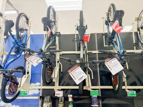 Mountain bikes hanging vertically on a display rack in a retail store - 07... Fotos Stock