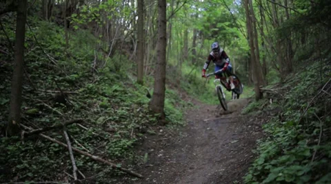 Mountain bikes passing by at high speed 库存影片 39352339