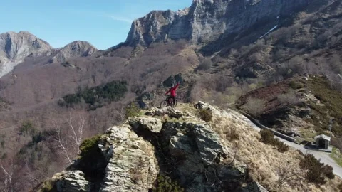 Mountain biking in Apuan Alps 動画素材 236635565