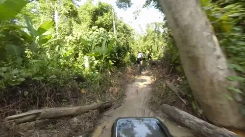 Mountain biking crossing a river Video stock 39410425