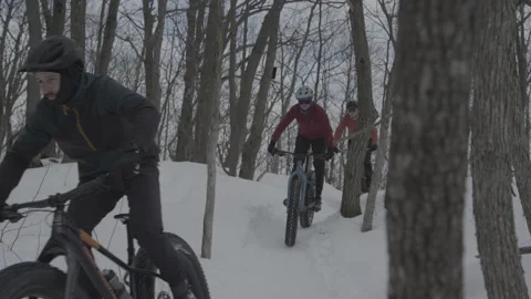 Mountain biking on fat bikes in the winter Video stock 231425554