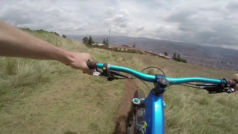 Mountain Biking At High Speed Over Gap Jumps With City View Vidéo 79701051