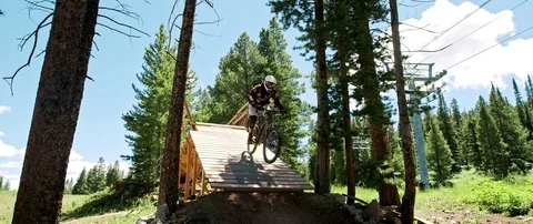 Mountain biking jump 動画素材 84332430