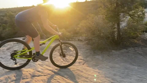 Mountain biking over slick rocks 库存影片 296724712