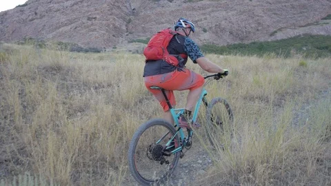 Mountain biking in the summer 23 库存影片 94325548