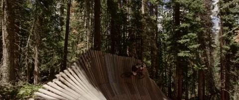 Mountain biking wall ride 動画素材 84332033