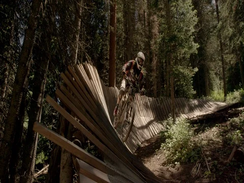 Mountain biking wall ride 動画素材 84332055