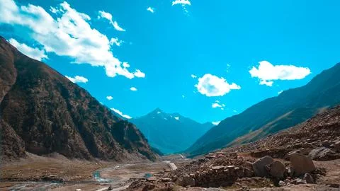 Mountain with blue sky with trees Foto stock