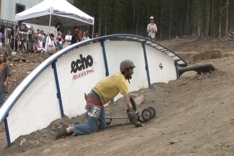 Mountain Board Crash 16 Stockbeeldmateriaal 27130279
