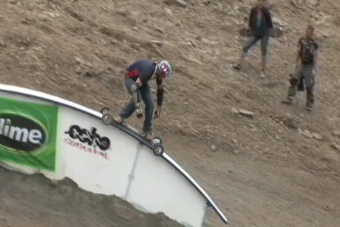 Mountain Boarder Rides Rail Vídeo Stock 27130442
