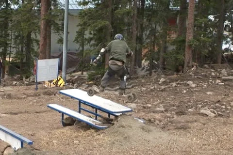 Mountain Boarder Table Trick Vídeos de archivo 27130437