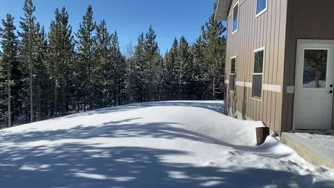 Mountain Cabin in Winter Vídeos de archivo 149545018