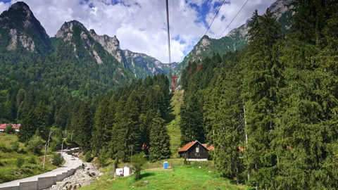 Mountain cable car ride in deep forest. Vídeos de archivo 315361404