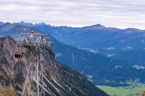 Mountain Cable Car Tower Over Valley Foto stock