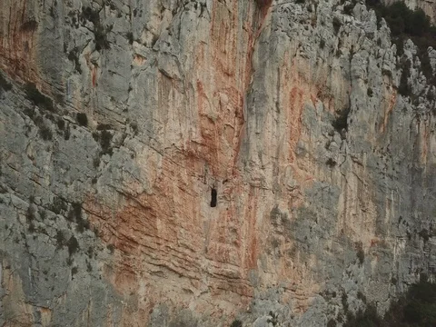 Mountain Cavern Drone Pullaway 스톡 동영상 80693617