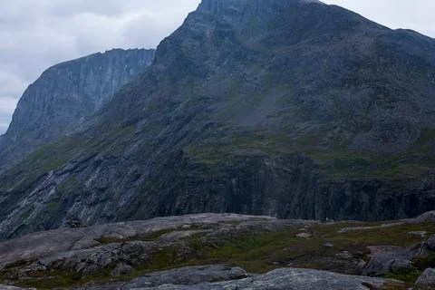 Mountain cliff face with columnar basalt formations and alpine meadow, Norway Foto stock