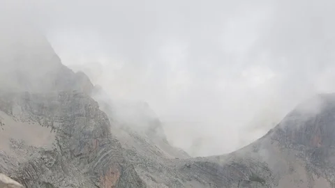 Mountain cliff landscape seen through semitransparent scud clouds 스톡 동영상 85460574
