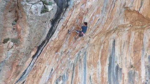 Mountain climber is climbing overhang mountain wall Video stock 167728060