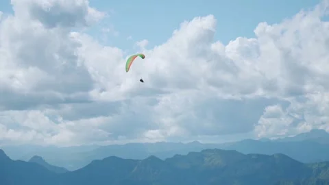 Mountain cloud sky parachute paragliding Video stock 274414912