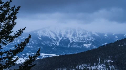Mountain with clouds filling in at dusk Stock-Footage 310562969