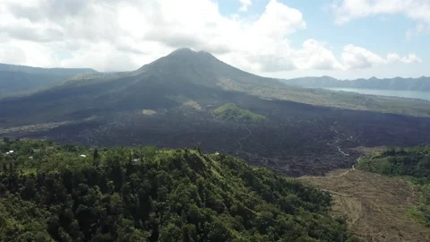 Mountain in the clouds Video stock 140520011