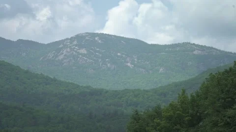 Mountain with clouds Stockbeeldmateriaal 171340620