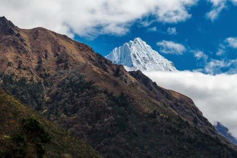 Mountain in the clouds Stockfoto's