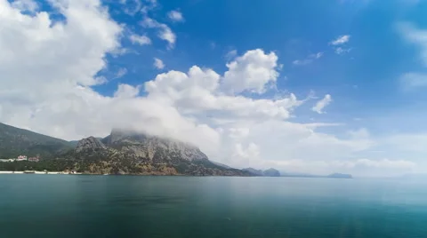 Mountain in the clouds timlamps Stockbeeldmateriaal 64276944