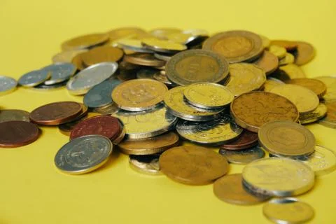 A mountain of coins from different countries Foto stock