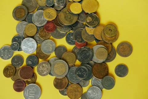 A mountain of coins from different countries 스톡 사진