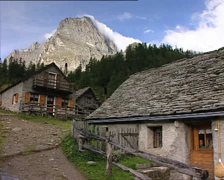 MOUNTAIN cottage Video stock 12759872