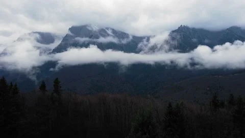 Mountain covered by mist and clouds 動画素材 167667365