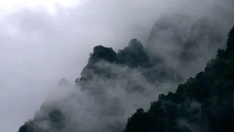 The Mountain is Covered With Thick Fog Vídeos de archivo 75128717