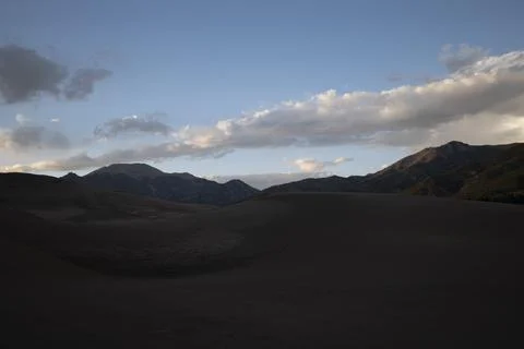 Mountain Desert Landscape with Dramatic Clouds at Dusk Foto stock