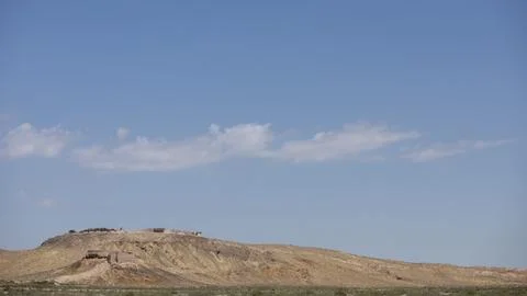 A mountain in a desert Fotos Stock