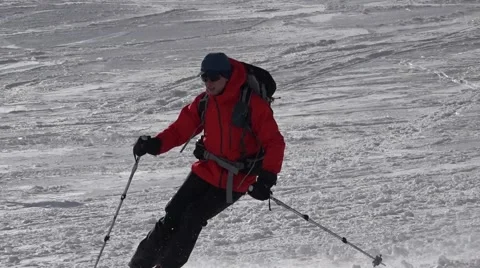 Mountain Entertainment in expectations for the summit. Elbrus. Eco travel. Stockbeeldmateriaal 52364134