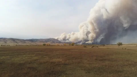 Mountain fire near Boulder CO - Drone camera moves right and up of smoke Video stock 141370355