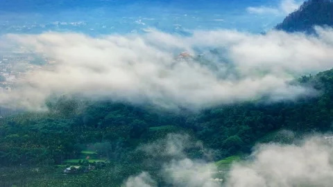 MOUNTAIN WITH FLYING CLOUDS IN TAIWAN Vídeo Stock 200894834